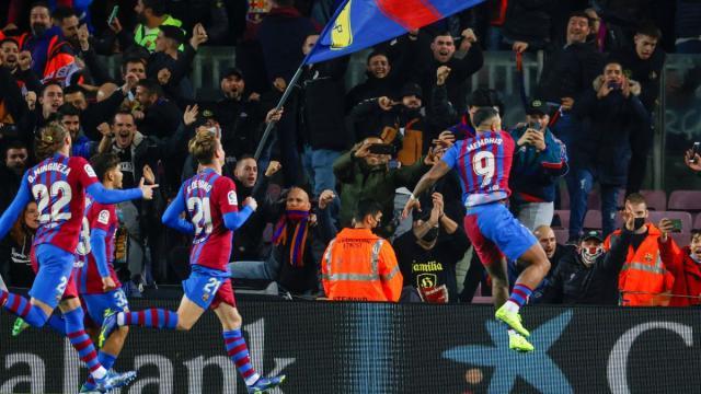 开云网页版-哈维首秀险胜，争议点球和门柱拯救巴萨